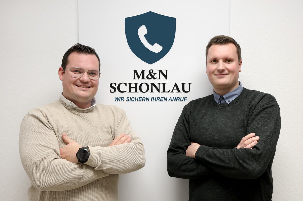 Ältere Menschen mit Smartphone - M&N Schonlau